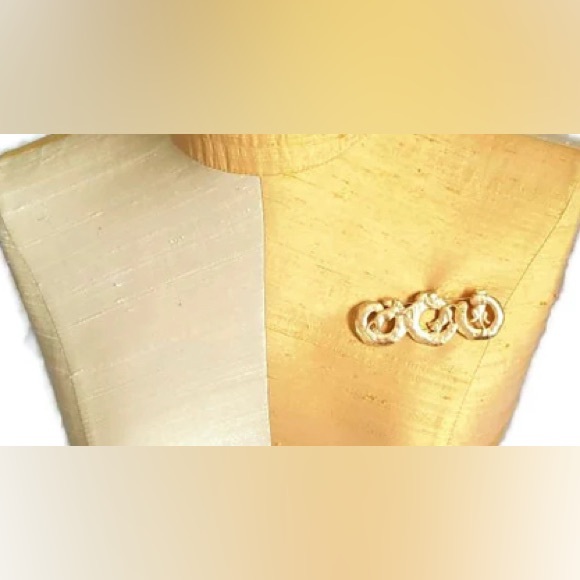 Vintage JJ Playing Cats Brooch signed gold tone metal Jonette Jewelry - Picture 2 of 4